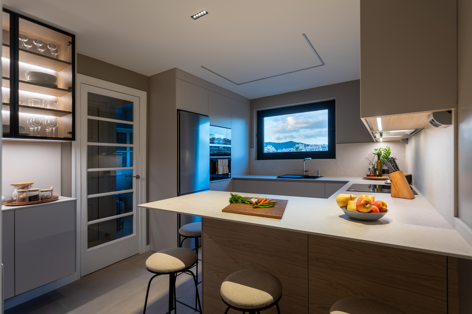 Cocina blanco y roble