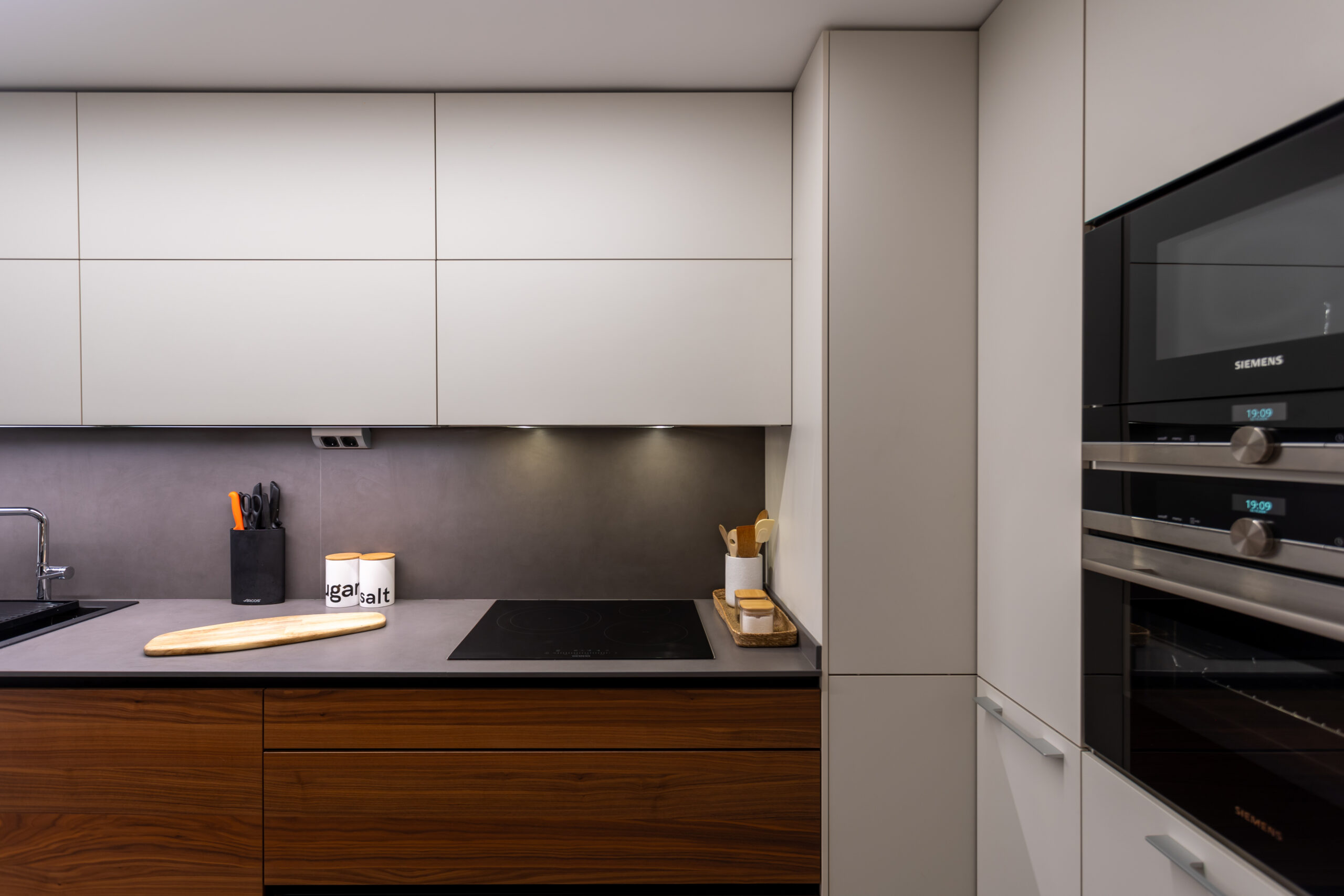 Cocina gris y nogal