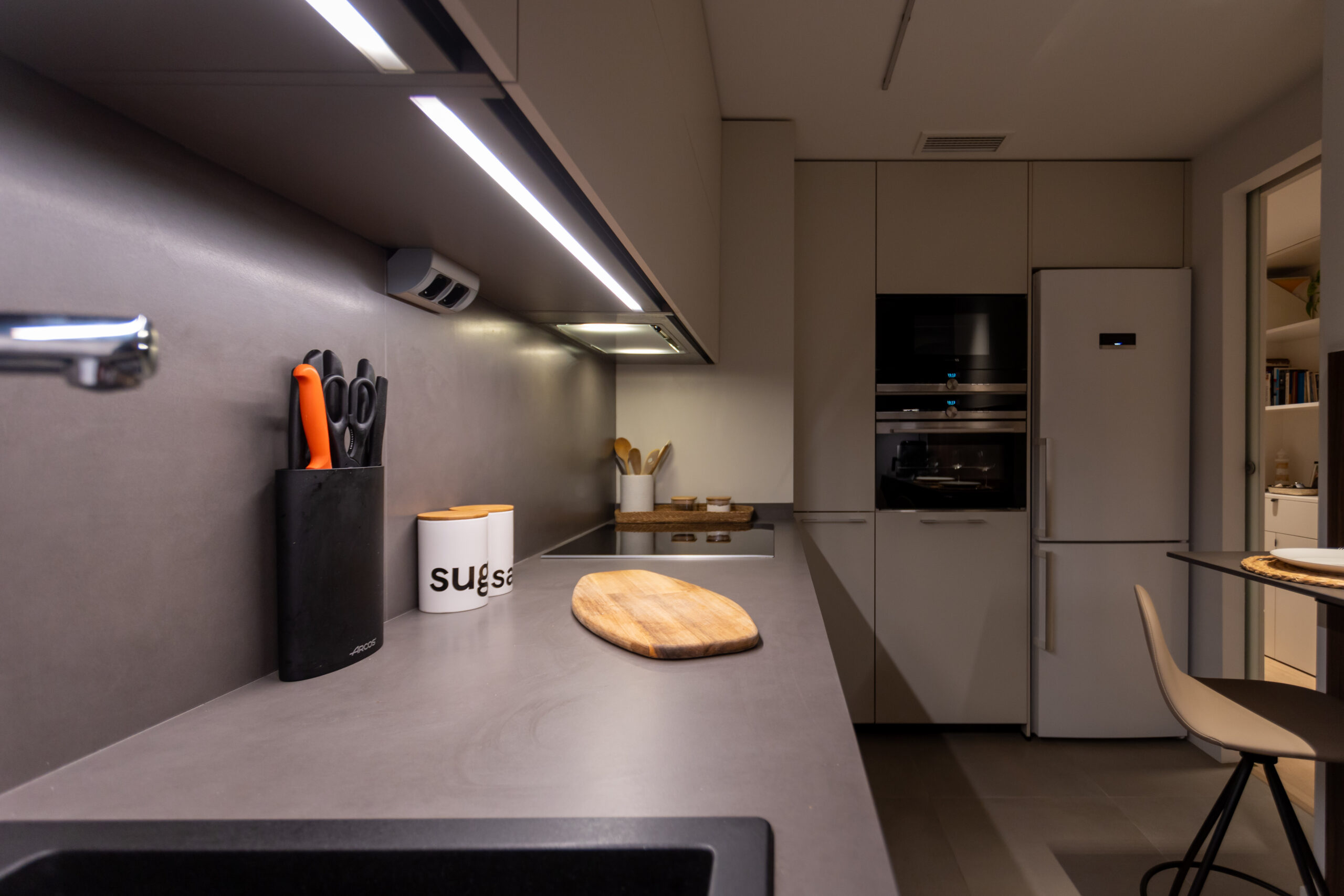 Cocina gris y nogal
