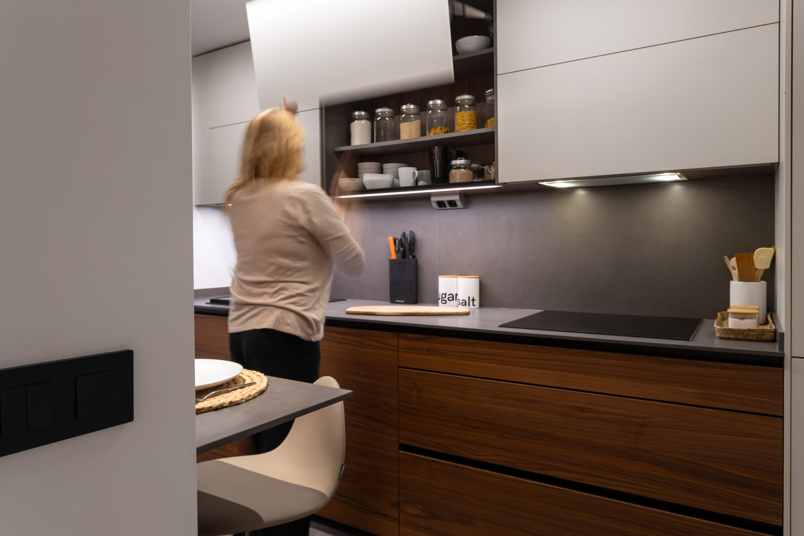 Cocina gris y nogal